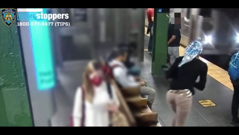 فيديو يُظهر امرأة تباغت أخرى وتدفعها بعنف نحو سكة قطار الأنفاق عند وصوله للمحطة