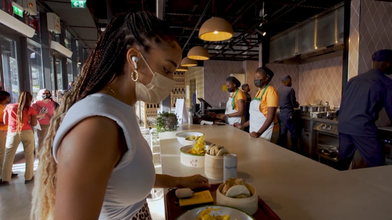 "الكيبولان".. قاعة خاصة بالطعام الأفريقي تجذب زوار إكسبو 2020 دبي