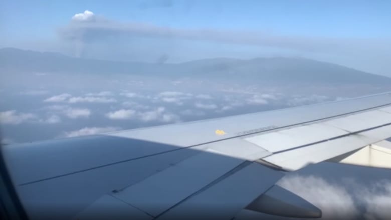 هكذا يبدو مشهد الدخان المتصاعد من البركان من طائرة ركاب تقترب من لابالما بإسبانيا