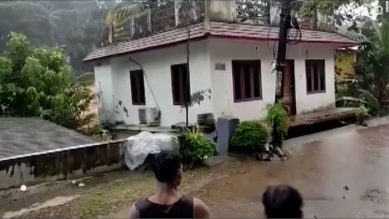 شاهد.. انهيار منزل بأكمله جرفته فيضانات عارمة في الهند