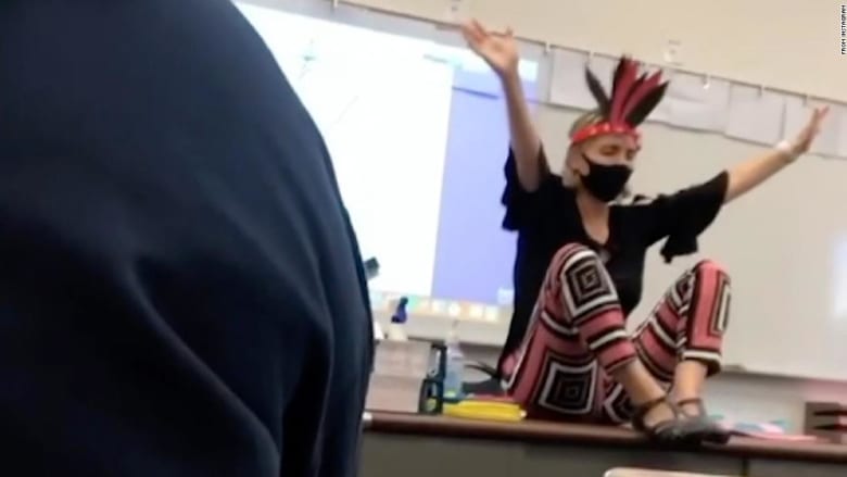 شاهد.. طالب يصور معلمة ترقص في فصل دراسي ووقفها عن العمل للتحقيق