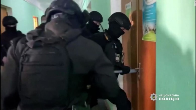 شاهد.. لحظة مداهمة الشرطة الأوكرانية مكتبًا لتزوير شهادات لقاح كورونا