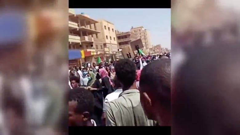 شاهد.. تظاهرات ضخمة في شوارع الخرطوم ومدن سودانية احتجاجًا على حكم الجيش