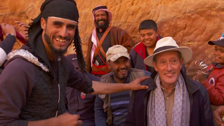 شاهد.. مذيع CNN يزور البتراء بالأردن ويضع "الكحل العربي" على عينيه