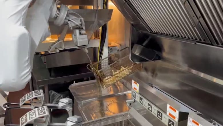 جديد التكنولوجيا.. روبوت يتحكم بمطبخ للوجبات السريعة