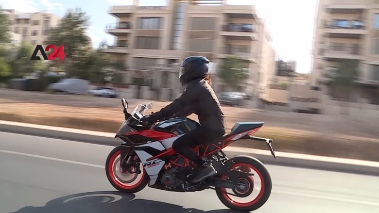 شاهد.. أول فتاة أردنية تقود دراجة نارية في حلبات السباق