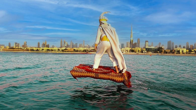 شاهد.."علاء الدين" يجوب شوارع دبي على متن "البساط السحري"