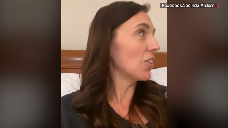 قاطعتها ضيفة شرف غير متوقعة.. رئيسة وزراء نيوزلندا تتعرض لموقف طريف ببث مباشر على فيسبوك