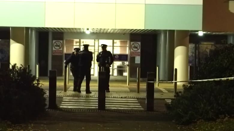 شاهد.. ضباط الشرطة يحرسون مستشفى ليفربول للنساء بعد انفجار سيارة أمامه
