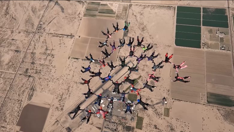 شاهد.. 40 امرأة من حول العالم يجتمعن لتحطيم رقم قياسي في القفز بالمظلات