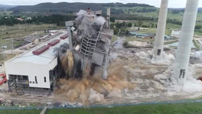 شاهد لحظة تفجير محطة طاقة وسقوط مداخنها العملاقة في أستراليا