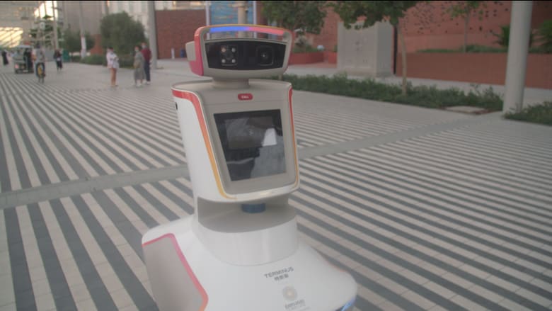 يُذكّر الزوار بالالتزام بالكمامات.. هذا ما يقوم به هذا الروبوت في إكسبو 2020 دبي 