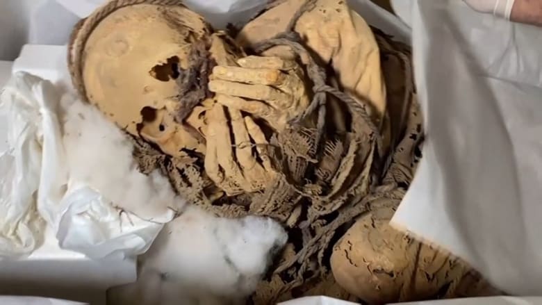 مقيدة وتغطي وجهها بيديها.. اكتشاف مومياء في بيرو يعتقد أن عمرها 1200 عام