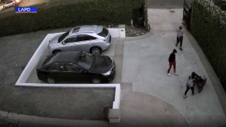 كاميرا مراقبة ترصد لصان يهاجمان إمرأة ويسرقانها في وضح النهار بكاليفورنيا