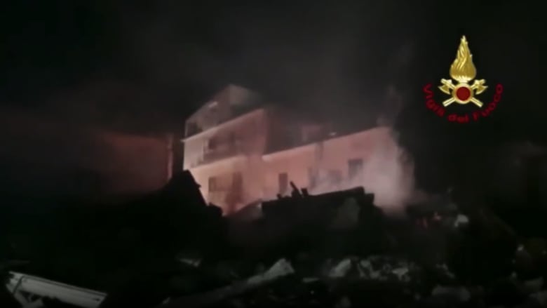 كارثة مفاجئة.. انهيار مبنى سكني بعد انفجار قوي في جنوب إيطاليا