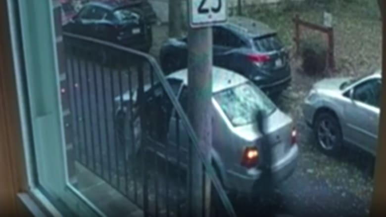 كاميرا مراقبة ترصد لصا يحاول سرقة سيارة توصيل.. شاهد رد فعل سائقها