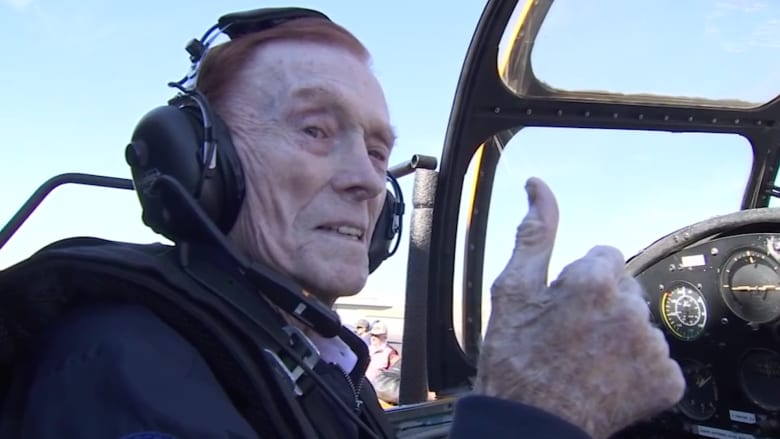 بعد مشاركته في الحرب العالمية الثانية.. هكذا احتفل هذا الطيار بعيد ميلاده الـ100