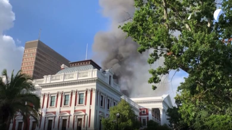 شاهد.. حريق ضخم يلتهم برلمان جنوب أفريقيا