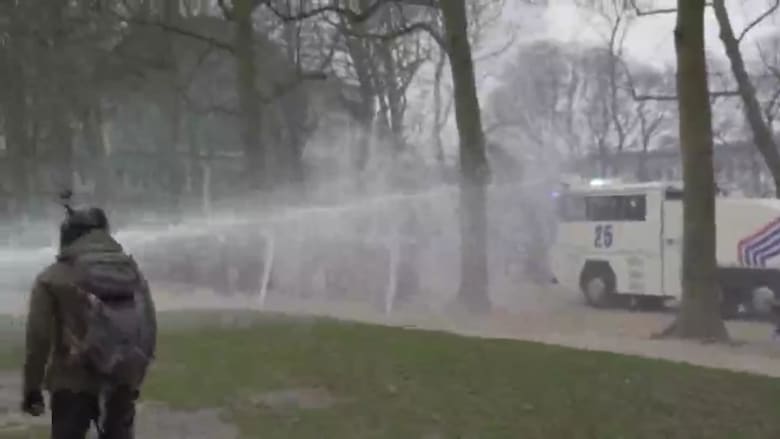 شاهد.. الشرطة البلجيكية تطلق مدافع المياه على محتجي قيود فيروس كورونا