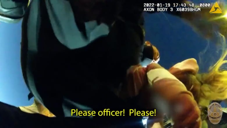 فيديو درامي يظهر إنقاذ شرطي أمريكي لطفلة مختنقة وسط ذعر والديها 