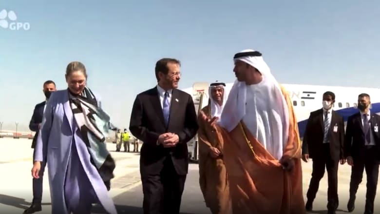 شاهد لحظة وصول رئيس إسرائيل الى الإمارات