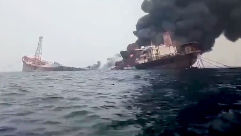 شاهد لحظة غرق سفينة نفط عملاقة بعد انفجارها في نيجيريا