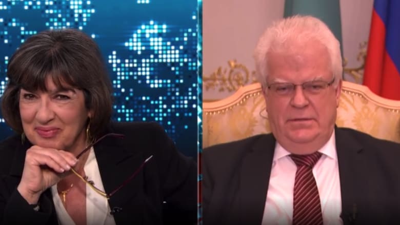 سفير روسيا يدفع مذيعة CNN للضحك على الهواء.. شاهد كيف