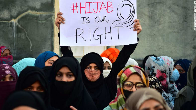 احتجاجات غاضبة في الهند بسبب حظر الحجاب في الفصول الدراسية