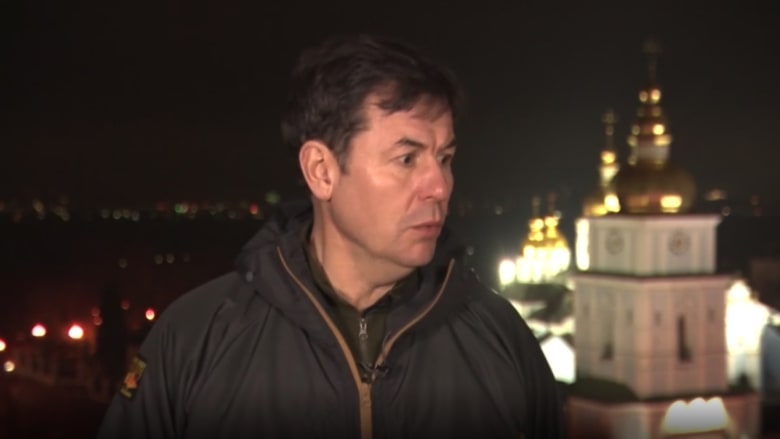 أثناء بث مباشر.. أصوات انفجارات ضخمة في كييف تفاجىء مراسل CNN