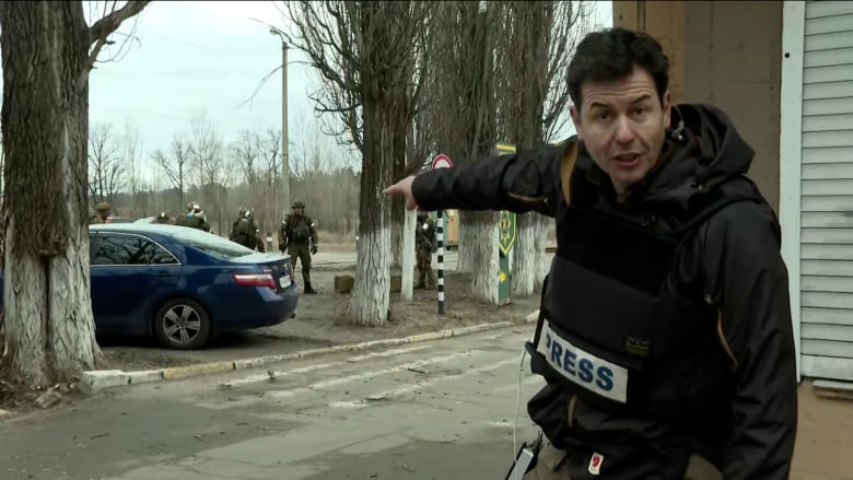 مراسل CNN أمام مطار أنتونوف بعد اقتتال بين قوات روسية وأوكرانية هناك: يظهر مدى اقترابهم من كييف