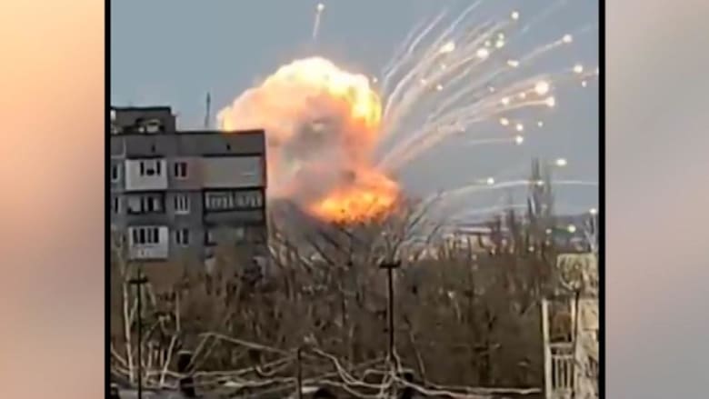 شاهد.. انفجار هائل يهز قاعدة ميليتوبول الجوية في أوكرانيا