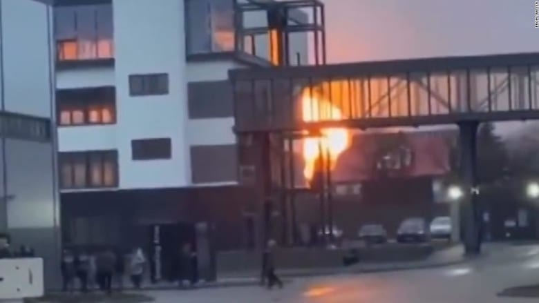 كاميرا توثق لحظة انفجار صاروخ روسي استهدف مطارا في أوكرانيا
