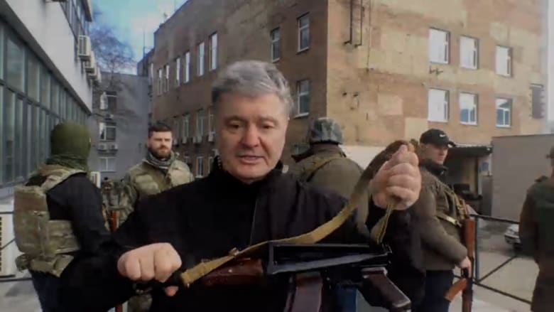 شاهد.. الرئيس الأوكراني السابق يخرج إلى الشوارع حاملا بندقية للدفاع عن بلده