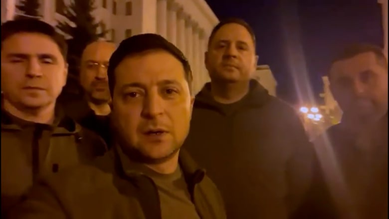 رسالة للرئيس الأوكراني بجانب أفراد بحكومته: كلنا في كييف وسندافع عن بلادنا