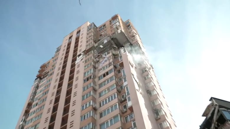 صاروخ يصيب مبنى سكني في كييف وسط تبادل الاتهامات بين أوكرانيا روسيا