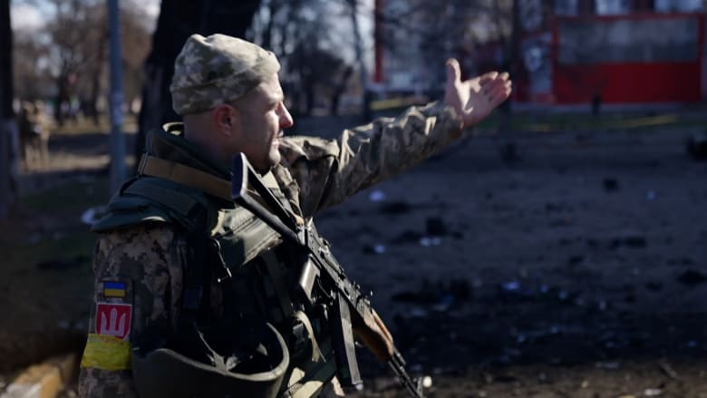 جندي أوكراني لمراسل CNN: الروس قالوا إنهم لن يضربوا البنية التحتية المدنية.. انظر حولك