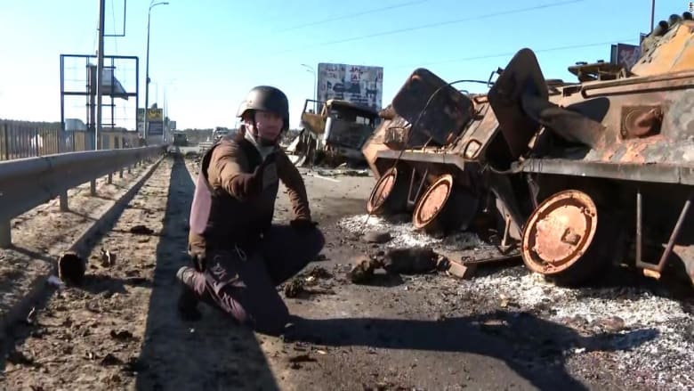 مراسل CNN في أوكرانيا يكتشف أنه يجلس فوق قنبلة على الهواء.. شاهد رد فعله