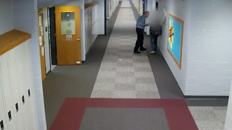 شاهد.. كاميرا مراقبة توثق لحظة ضرب معلم لطالب بأمريكا