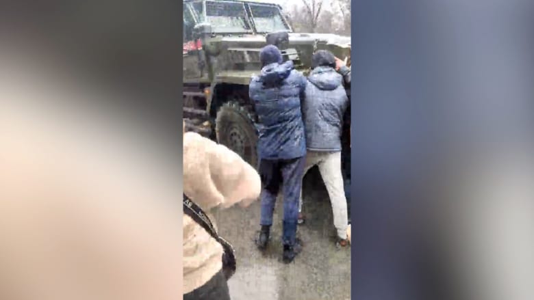 شاهد كيف واجه أوكرانيون عزّل قافلة عسكرية روسية في ميليتوبول