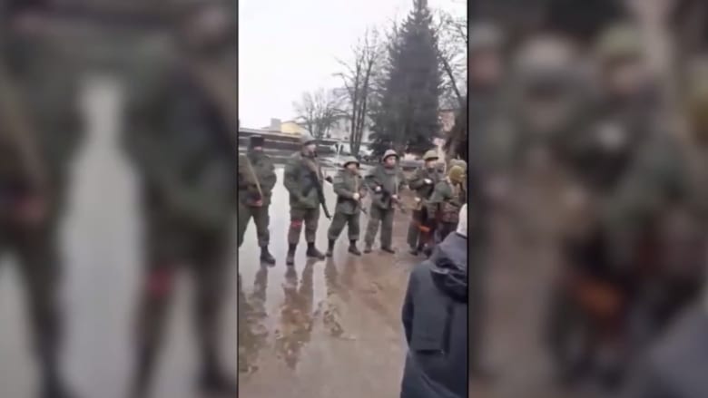 شاهد كيف واجه مدنيون أوكرانيون جنود روس بشوارع بلدتهم