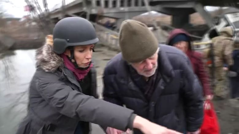 شاهد.. مراسلة CNN توقف البث المباشر لتساعد مسنين يتم إجلاؤهم من كييف