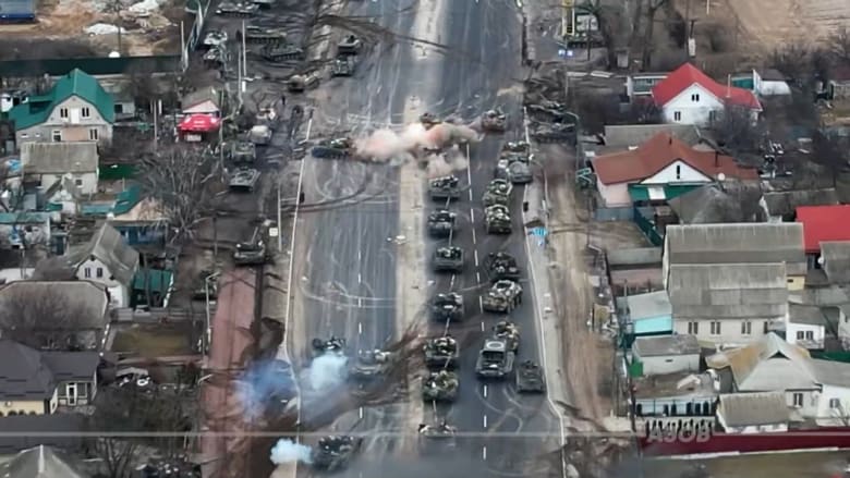 "كمين منظم".. فيديو يظهر ما يبدو أنها غارة أوكرانيا على دبابات روسية خارج العاصمة كييف