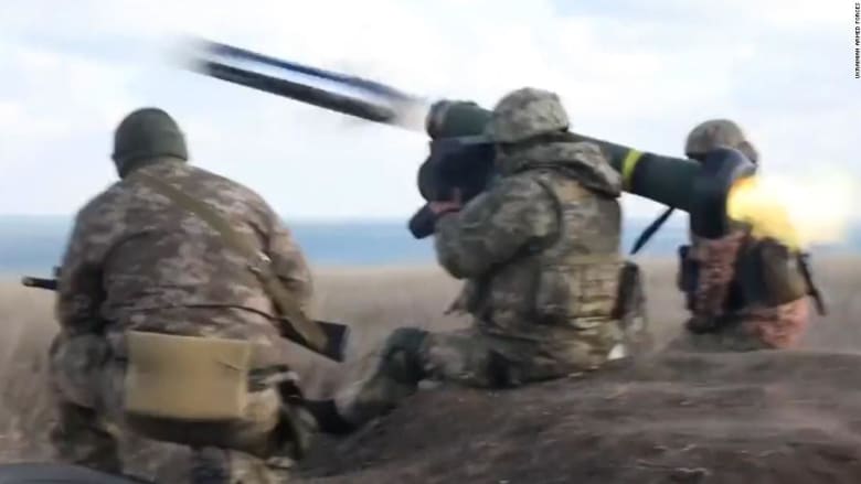 تميّز العدو.. شاهد كيف تفتك صواريخ أمريكية ذكية بالجيش الروسي في أوكرانيا