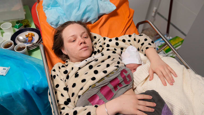 شاهد.. صور مؤثرة لأم أنجبت طفلتها بعدما أُجليت من مستشفى في أوكرانيا كان يتعرض للقصف الروسي