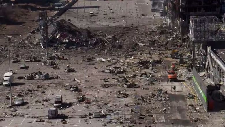 شاهد.. دمار هائل لمركز تسوق في كييف جراء قصف روسي