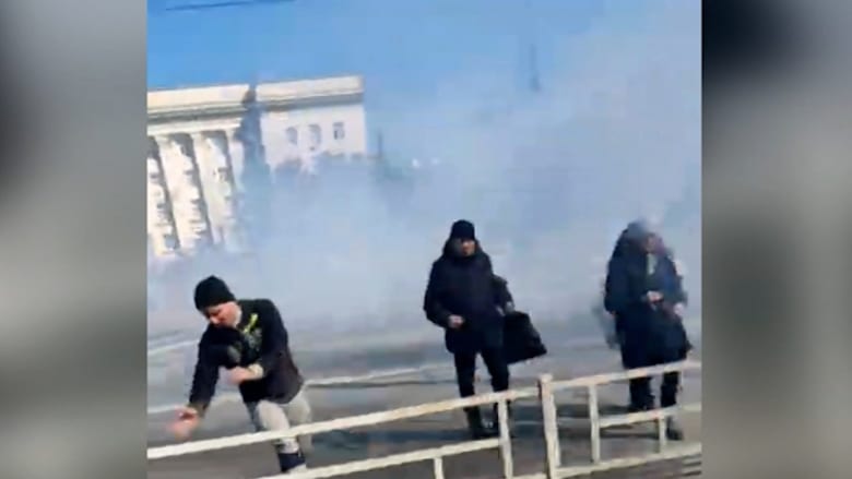 شاهد.. لحظات رعب بين محتجين في أوكرانيا بعد انفجار وإطلاق نار روسي كثيف