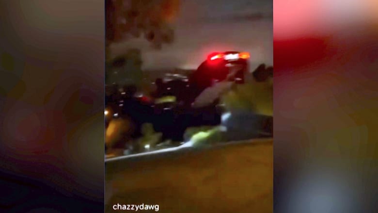 فيديو يرصد سيارة تسلا تطير في الهواء قبل أن تتحطم ويهرب سائقها بأخرى