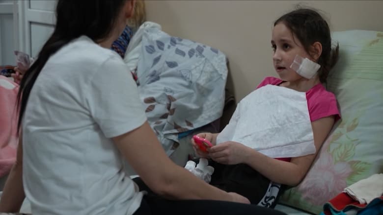 مراسل CNN داخل مستشفى للأطفال بأوكرانيا..هذا ما قالته والدة طفلة أصيبت برصاصة في وجهها