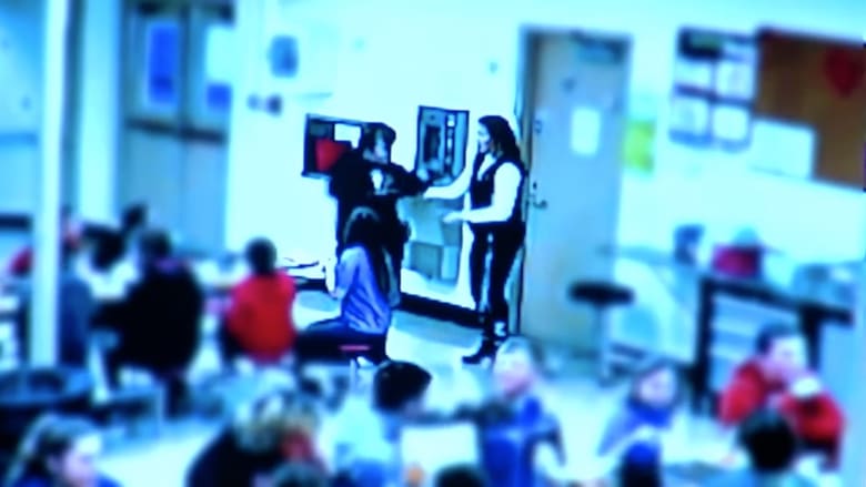 كاميرا مراقبة توثق لحظة إنقاذ معلمة بديلة لطالب يختنق.. والفرحة تغمر زملاؤه في قاعة الطعام بالمدرسة