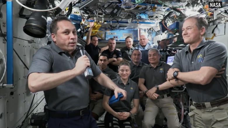 رائد الفضاء الروسي في محطة الفضاء الدولية: "الناس لديهم مشاكل على الأرض".. و"نحن طاقم واحد"